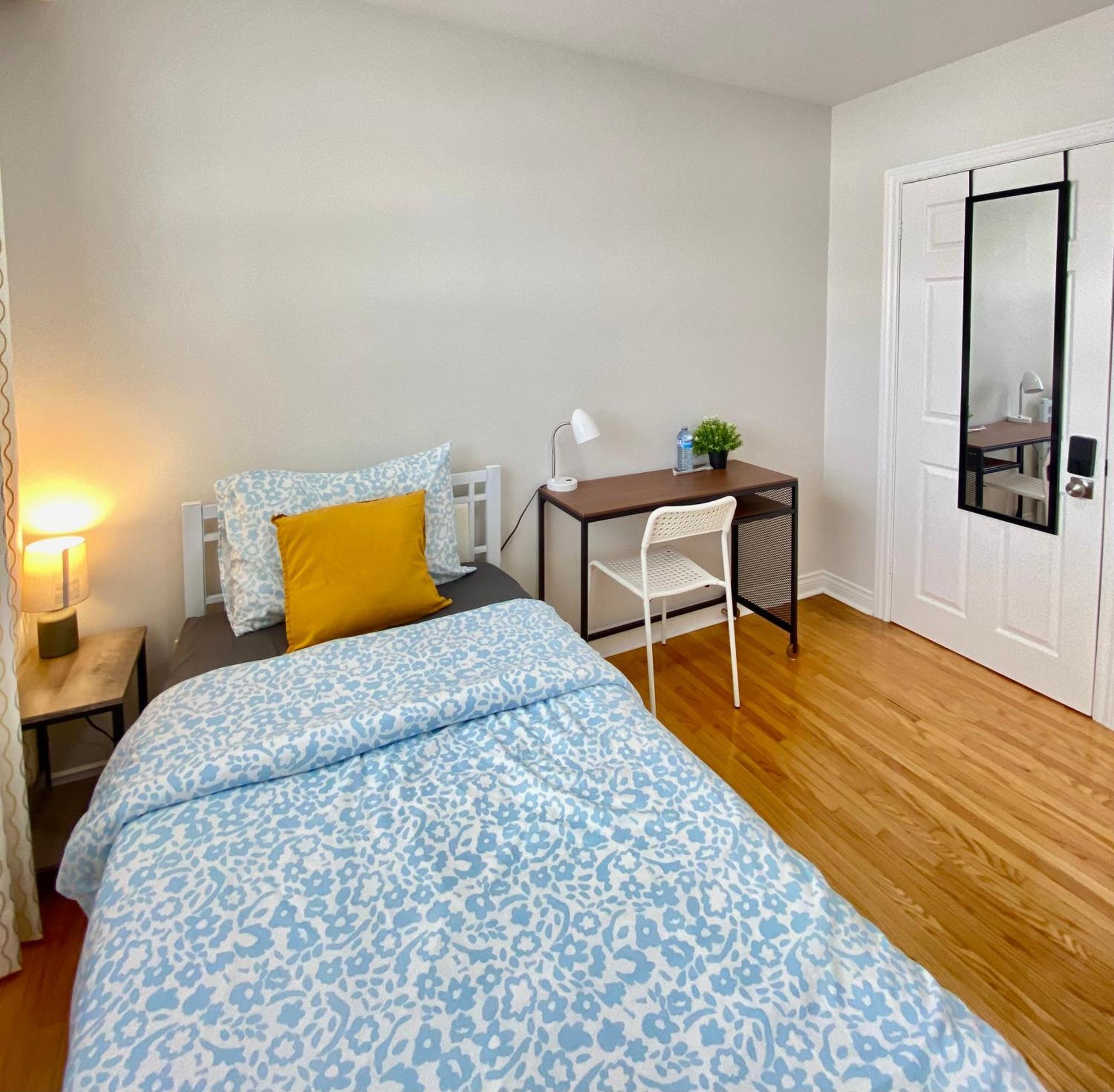 Sunny House - Main Floor, Free Parking, In Toronto Hotel ภายนอก รูปภาพ